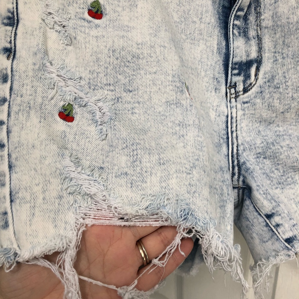 Judy Blue Cut Off Shorts High Rise Cherry Embroidered Acid Wash XL Festival - Picture 6 of 16